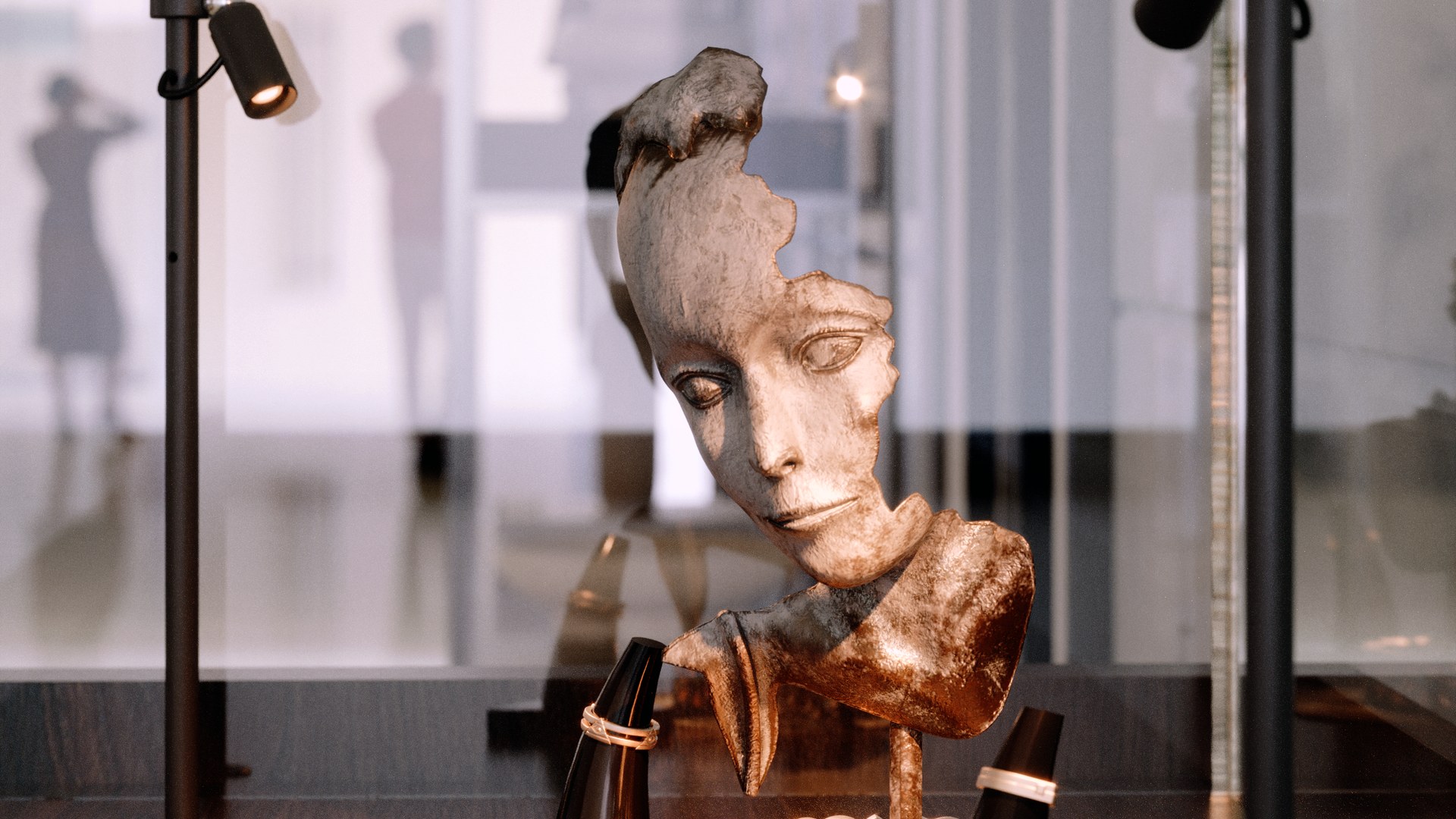 Vitrine de joalheria iluminada por micro postes EVIDENZA da Effect Lighting