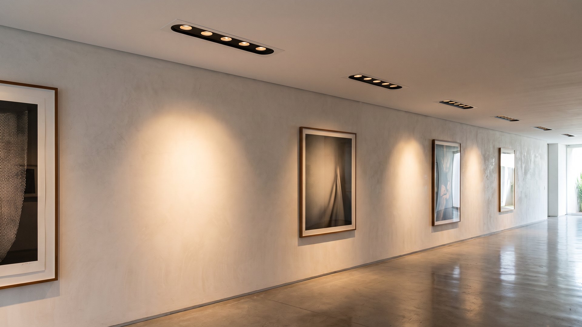 Galeria com luz direcionada dos módulos GRID MICRO